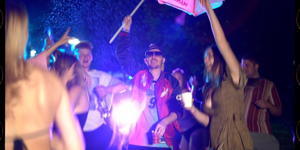 Δεν υπάρχει ένας κανόνας που να ισχύει για όλους. Υπάρχουν γονείς που επιλέγουν να περιμένουν, φοβούμενοι τους κινδύνους, και άλλοι που επενδύουν στην εμπιστοσύνη και την αυτονομία ήδη από την εφηβεία / SHUTTERSTOCK