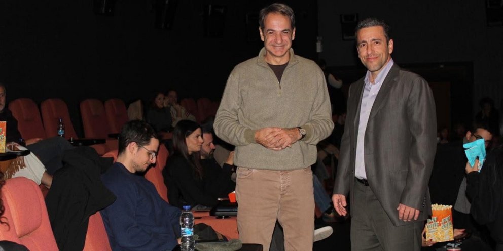 Ο Κυριάκος Μητσοτάκης με τον γιο του Κωνσταντίνο (αριστερά) στο σινεμά για το έργο «Καποδίστριας»