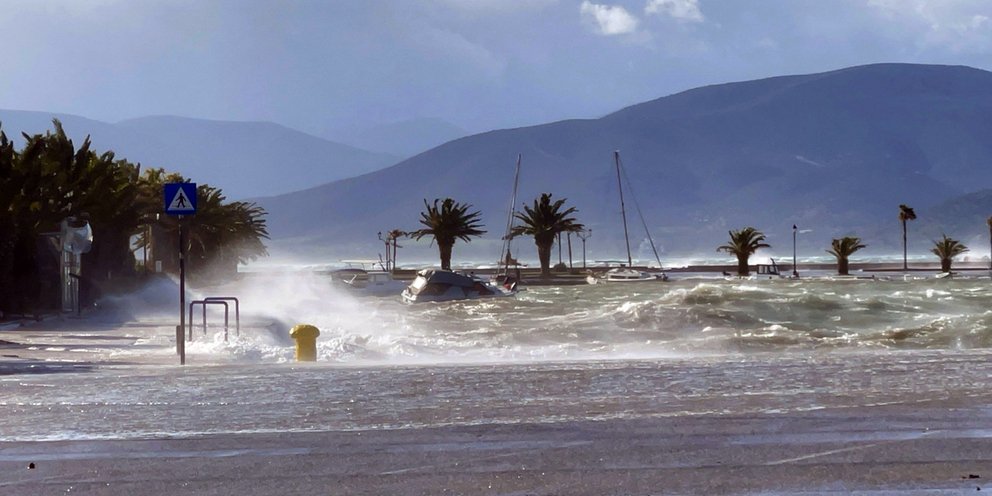Η θάλασσα βγήκε στη στεριά στο Ναύπλιο λόγω των ισχυρών ανέμων