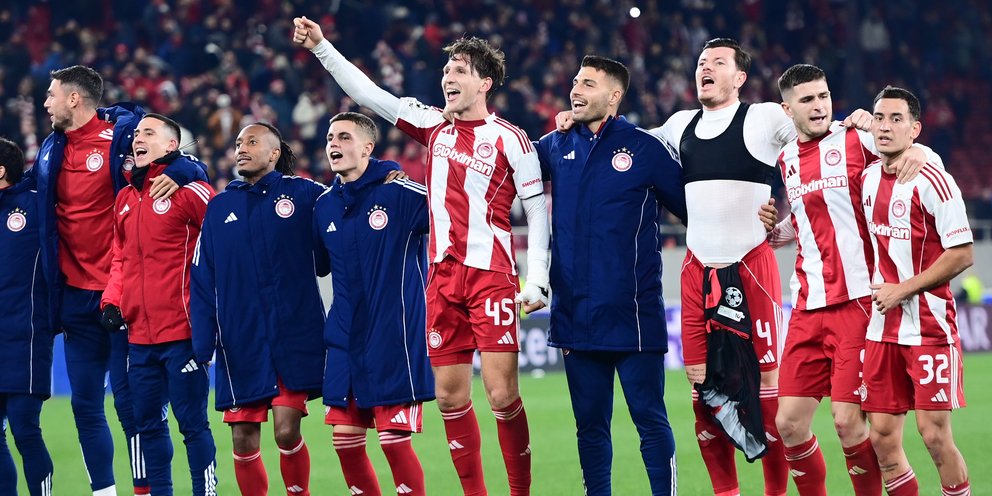 Παίκτες του Ολυμπιακού πανηγυρίζουν τη νίκη επί της Λεβερκούζεν