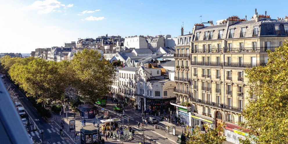 Δρόμος πολυκατοικίες σε προάστιο του Παρισιού