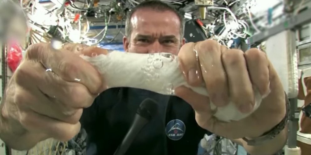 Το πείραμα της πετσέτας στο διάστημα: Η «μαγεία» των μορίων του νερού