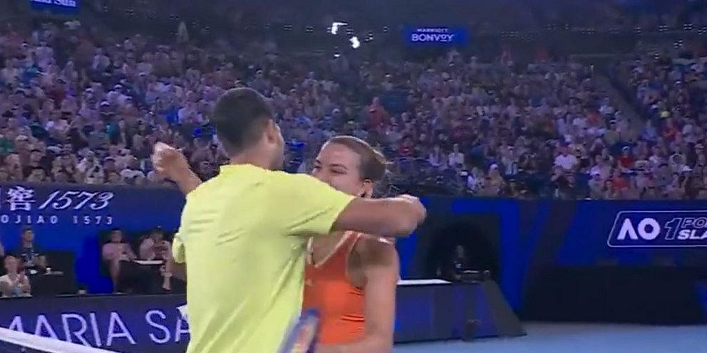 Η Μαρία Σάκκαρη αγκαλιάζει τον Αλκαράθ