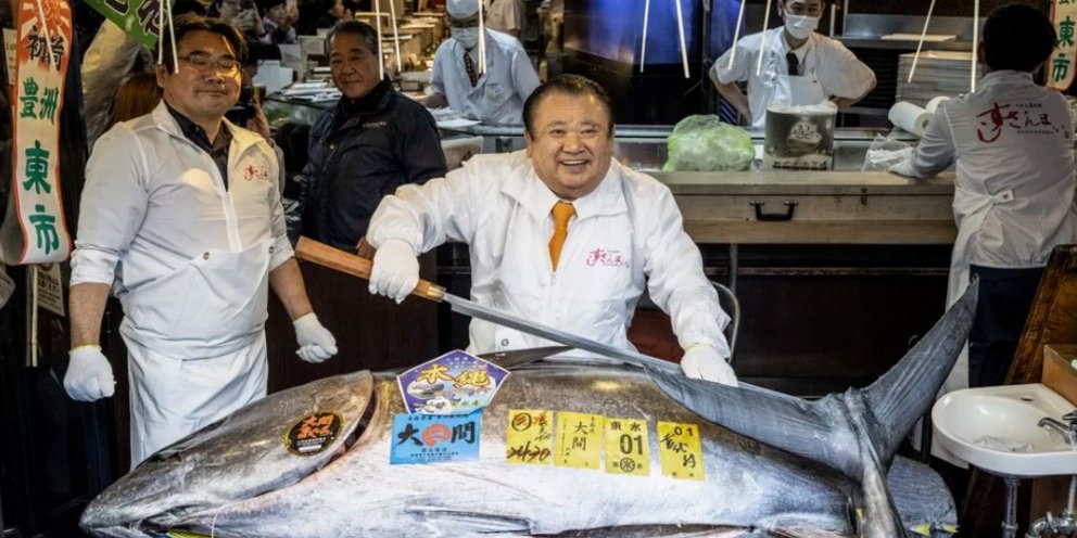 Ένας τεράστιος τόνος του είδους Pacific bluefin πουλήθηκε έναντι 3,2 εκατ. δολαρίων στον πλειστηριασμό του Toyosu Market / GETTY