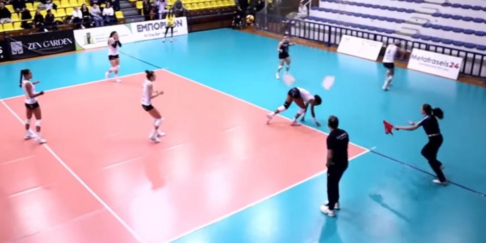 Σοβάδες πέφτουν σε βολεϊμπολίστρια