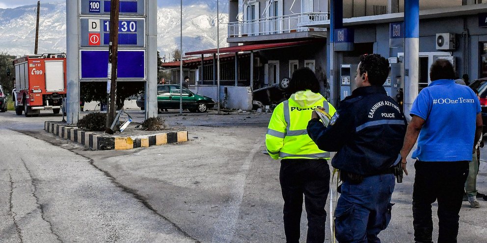 Το βενζινάδικο δίπλα στο σπίτι που «καρφώθηκε» το αυτοκίνητο