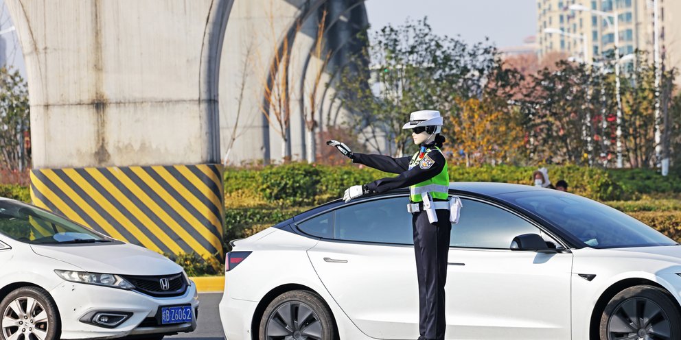 Ανθρωποειδές ρομπότ-τροχονόμος ρυθμίζει την κυκλοφορία στην πόλη Γουχού της Κίνας, 10 Ιανουαρίου 2026 