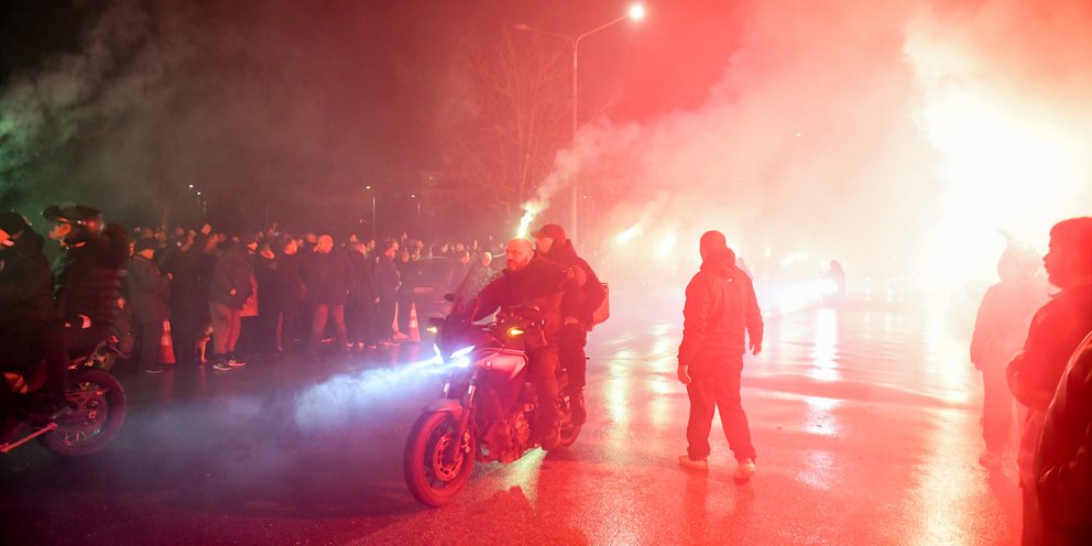 Ράγισαν καρδιές στο τελευταίο αντίο στους 7 οπαδούς του ΠΑΟΚ που σκοτώθηκαν στο τροχαίο στη Ρουμανία 