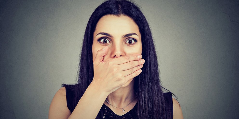 Μπορεί να το αντιμετωπίζουμε με χιούμορ, όμως το κόστος μιας άστοχης φράσης –ιδίως όταν γίνεται άθελα προσβλητική– είναι πραγματικό / SHUTTERSTOCK