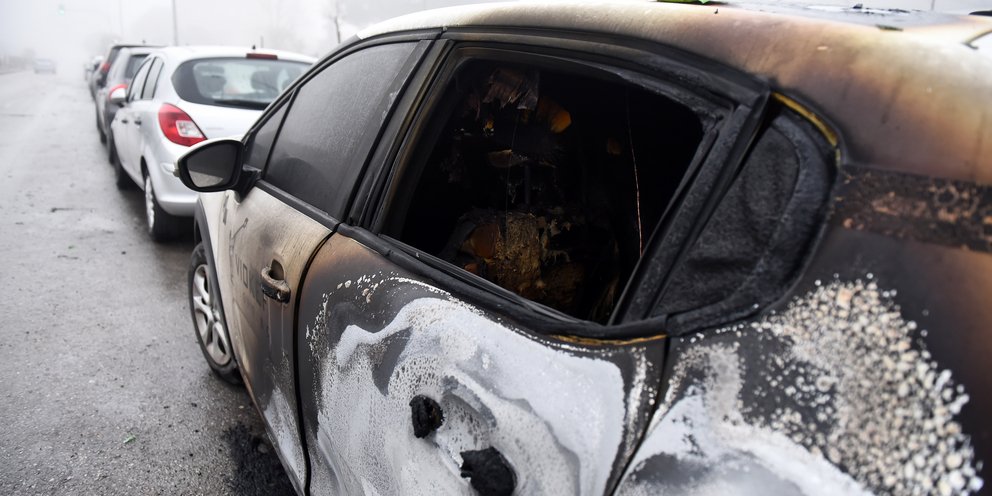 Καμένα ΙΧ από τα επεισόδια στο ΑΠΘ