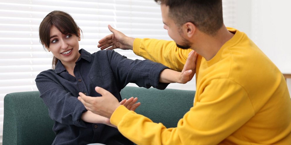 γυναίκα αποφεύγει αγκαλιά