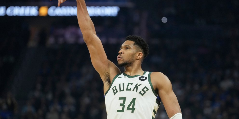 Ο Γιάννης Αντετοκούνμπο με τη φανέλα των Μπακς