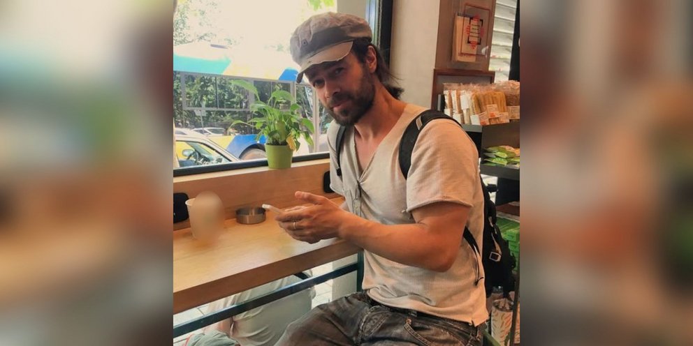 O Άρης Κοντός, ο ηθοποιός που θα ντουμπλάρει τον Μπραντ Πιτ στην Ύδρα