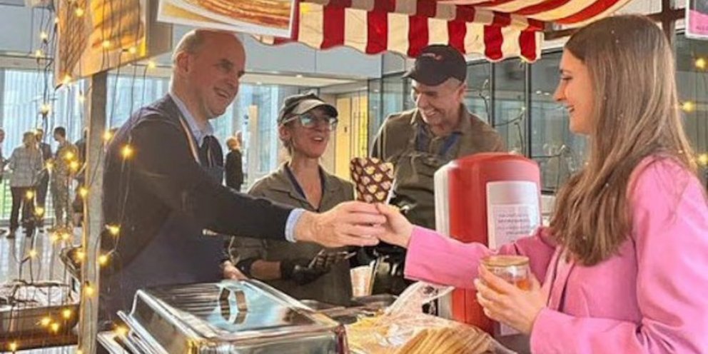 Ο Βρετανός πρέσβης στο ΝΑΤΟ, Άνγκους Λάπσλεΐ με την Ιταλίδα πρώην ασκούμενη Φραντσέσκα Κορτίνι