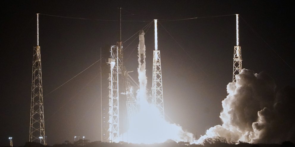 Η στιγμή της απογείωσης του πυραύλου που φέρει το διαστημόπλοιο Dragon με προορισμό τον Διεθνή Διαστημικό Σταθμό