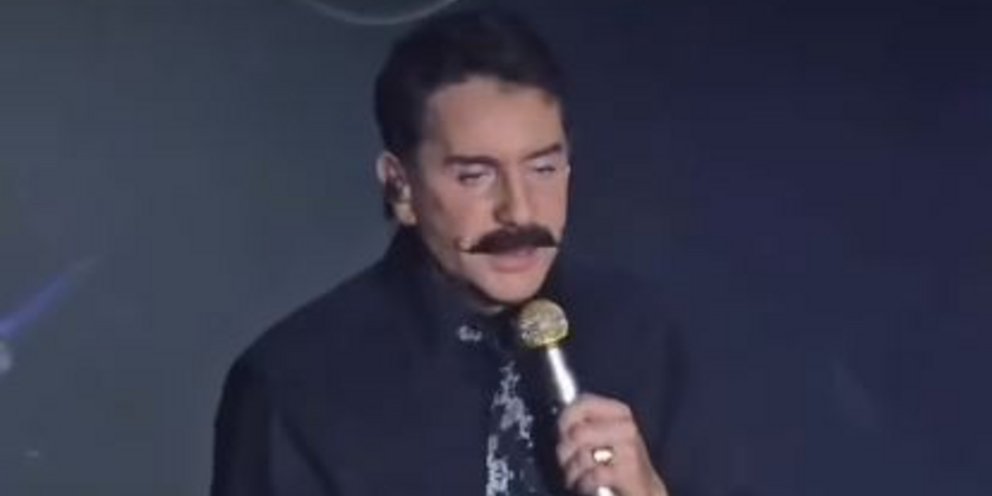 Ο Γιώργος Μαζωνάκης με μουστάκι 