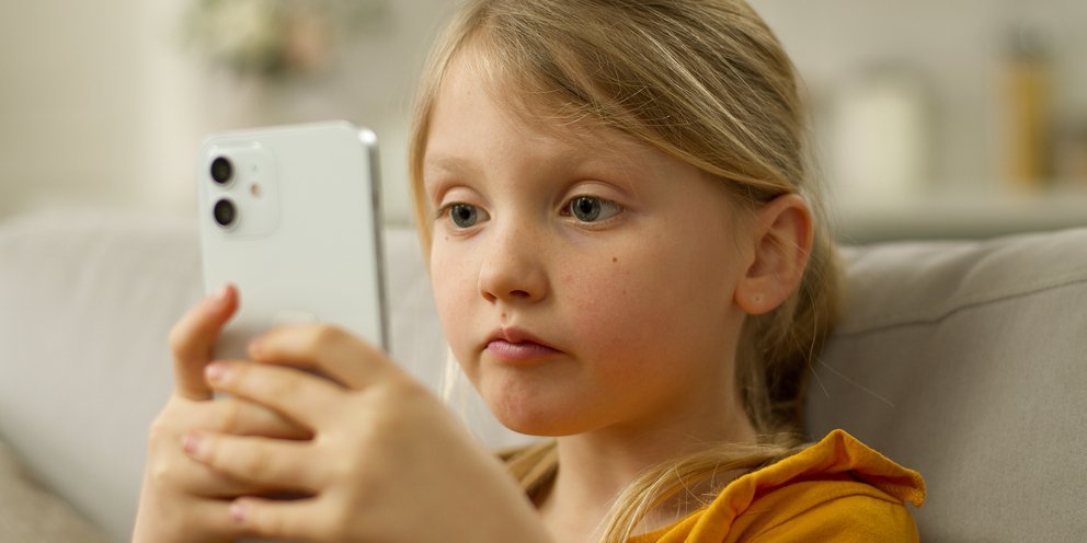 Παιδί με κινητό τηλέφωνο