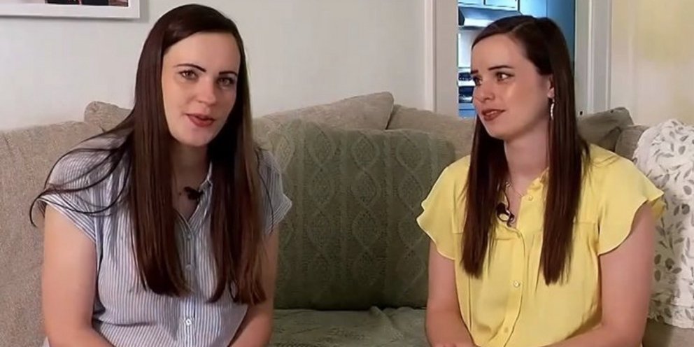 Δίδυμες αδαελφές γέννησαν την ίδια ημέρα