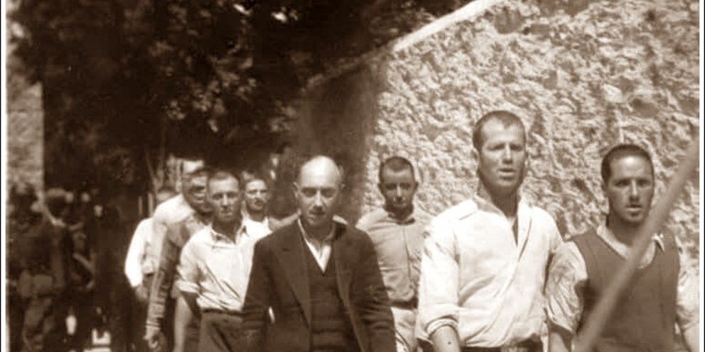 Ταυτοποίηθηκε ο άνδρας της φωτό με το λευκό πουκάμισο