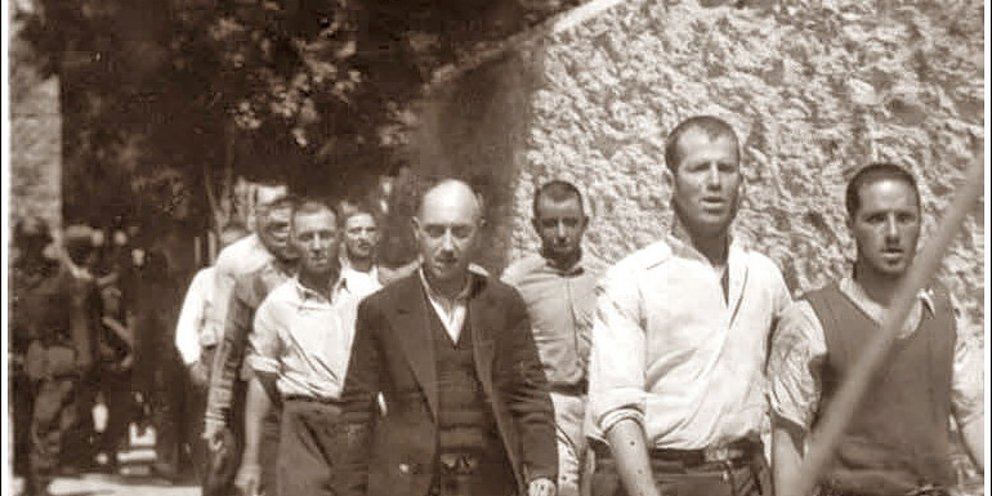 Ταυτοποίηθηκε ο άνδρας της φωτό με το λευκό πουκάμισο