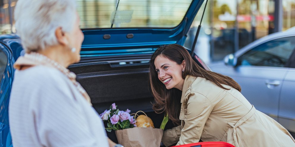 Γυναίκα βοηθά ηλικιωμένη με τα ψώνια της