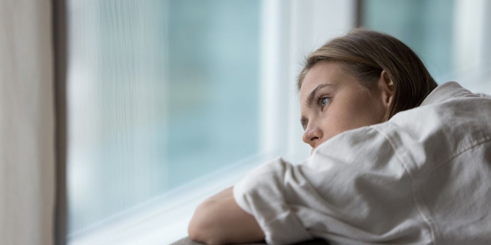 Κοπέλα μόνη