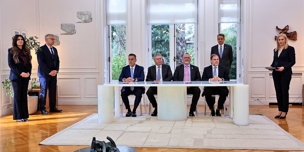 Στιγμιότυπο από την υπογραφή των συμφωνιών