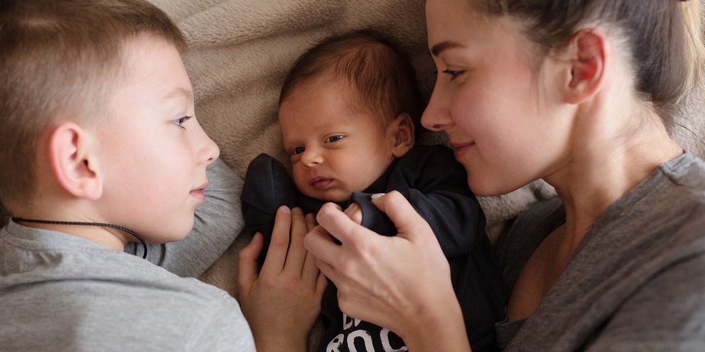 Μητέρα με παιδί κια μωρό