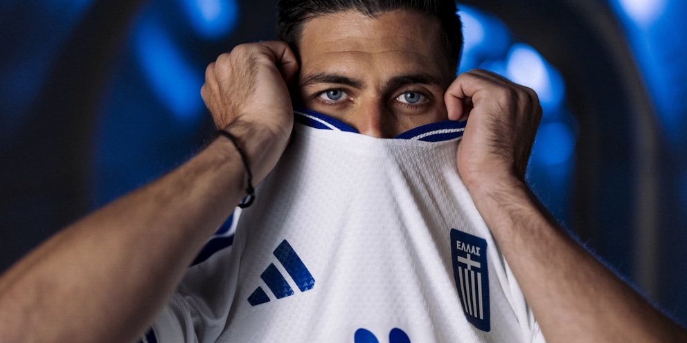 Ο Τάσος Μπακασέτας με τη νέα φανέλα της Εθνικής Ελλάδας