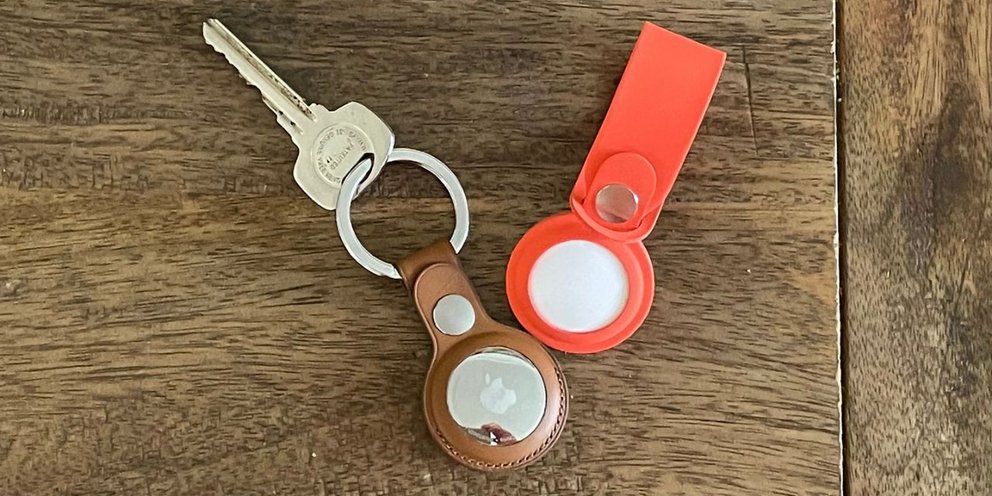 Το AirTag δεύτερης γενιάς, που η Apple λάνσαρε σχεδόν πέντε χρόνια μετά το πρώτο, μοιάζει από μακριά με μια, τρόπον τινά, επανάληψη / APPLE