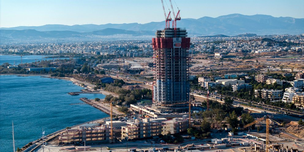 Ο επιβλητικός Riviera Tower δεσπόζει στο παραλιακό μέτωπο της Αττικής