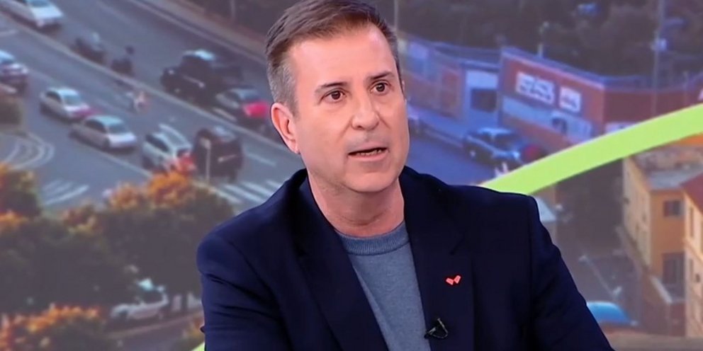 Ο Παναγιώτης Στάθης βουρκωμένος ανακοινώνει τον θάνατο της μητέρας του