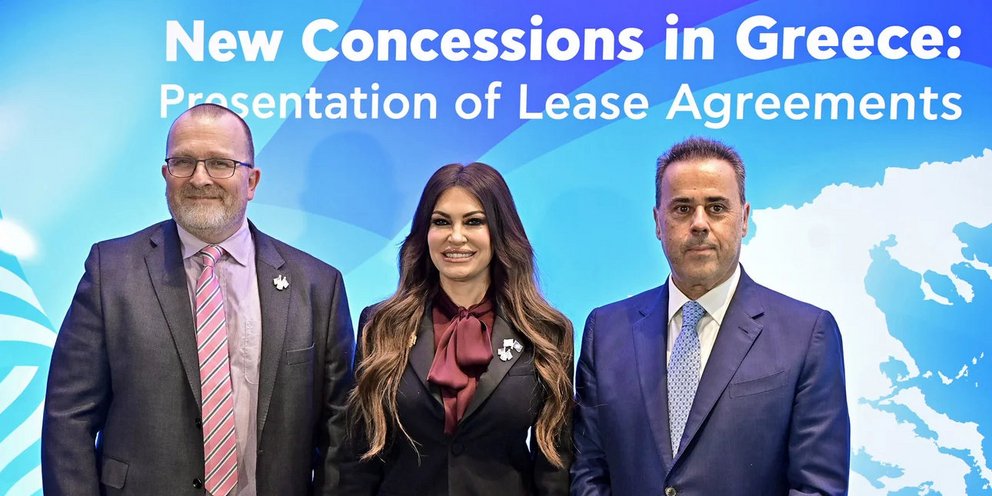 Ο υπουργός Περιβάλλοντος και Ενέργειας, Σ. Παπασταύρου και η πρέσβης των ΗΠΑ Κίμπερλι Γκίλφοϊλ στην παρουσίαση των συμφωνιών με Chevron και Helleniq Energy