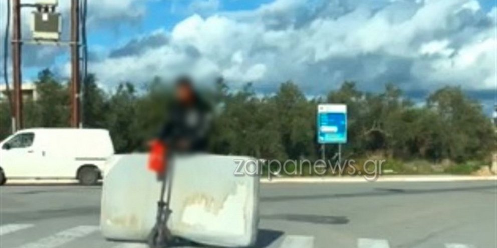 Μετέφερε στρώμα με πατίνι, πέρασε από κεντρικό δρόμο με φανάρια!