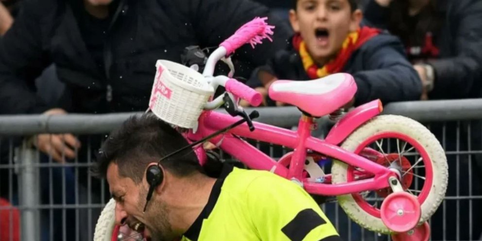 Παιδικό ποδήλατο στο κεφάλι διαιτητή