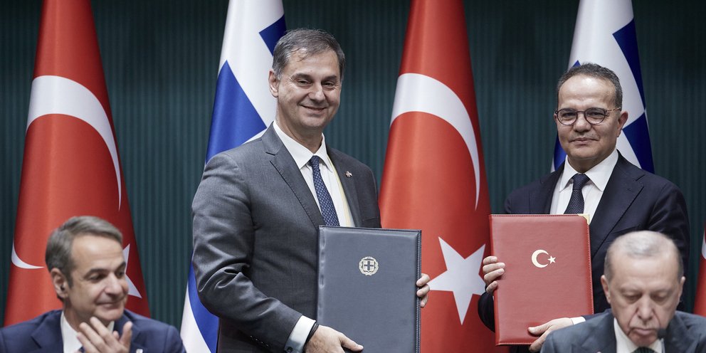  O Xάρης Θεοχάρης με τον τούρκο ομόλογό του και τους Κ. Μητσοτάκη και Ρετζέπ Τ. Ερντογάν