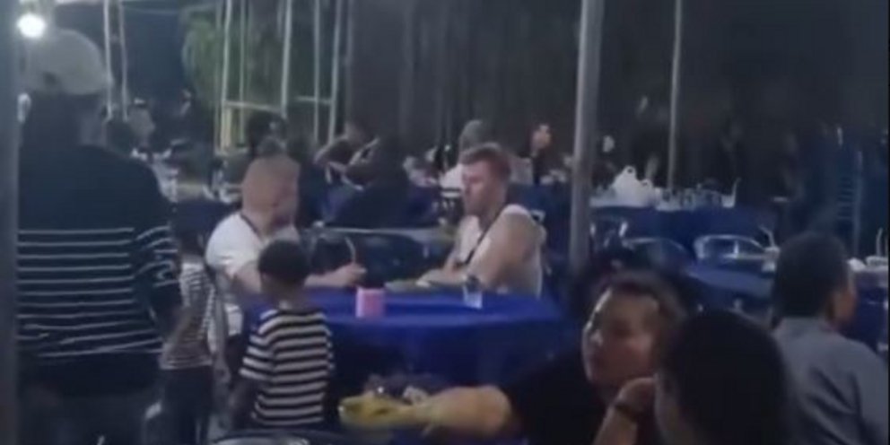 Γερμανοί τουρίστες σε ταϊλανδέζικη κηδεία