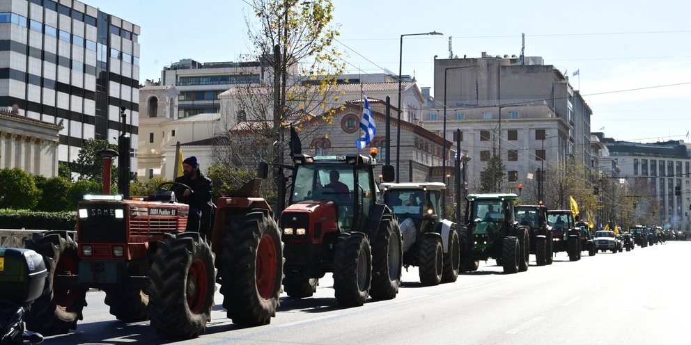 Κομβόι τρακτέρ στην Πανεπιστημίου 