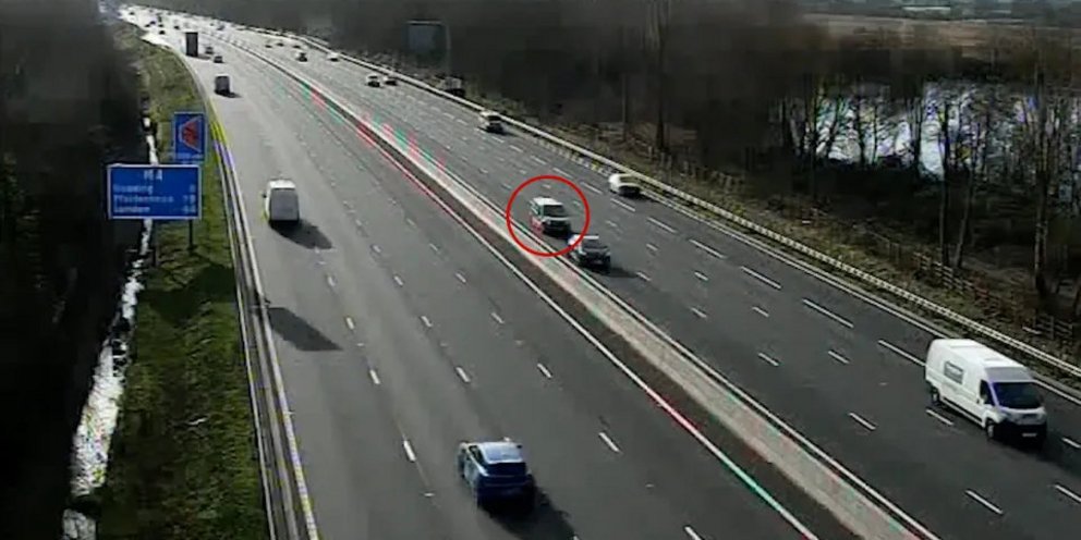 Η σύγκρουση του βαν με το ακινητοποιημένο αυτοκίνητο στον αυτοκινητόδρομο M4 στη Βρετανία