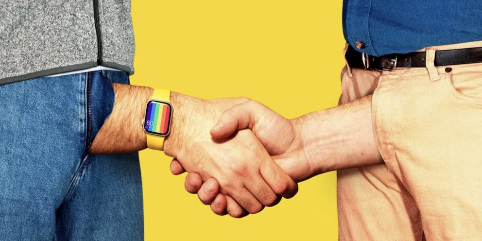 Χέρια βγαίνουν μέσα από παντελόνι