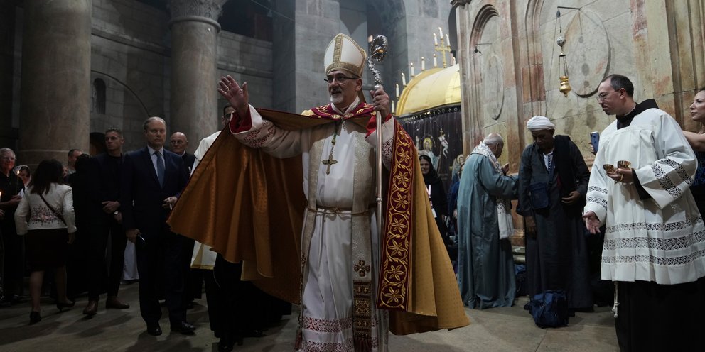 Ο Λατίνος Πατριάρχης Ιεροσολύμων Pierbattista Pizzaballa ηγείται της Λειτουργίας της Κυριακής του Πάσχα στην Εκκλησία του Παναγίου Τάφου – Φωτ. αρχείου, 2023, AP /Mahmoud Illean