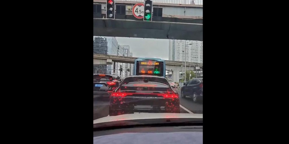 Ένδειξη φωτεινού σηματοδότη στο πίσω μέρος λεωφορείου 