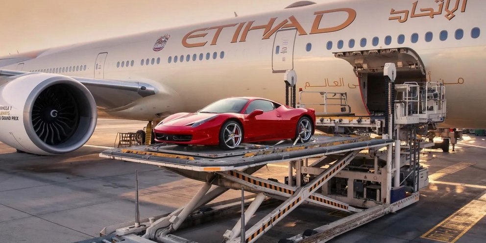 Μεταφορά πολυτελούς αυτοκινήτου με αεροπλάνο