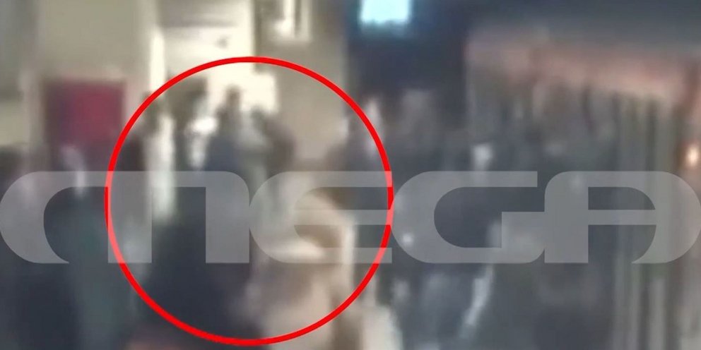 Η στιγμή της επίθεσης σε βάρος του 20χρονου στο Μοναστηράκι