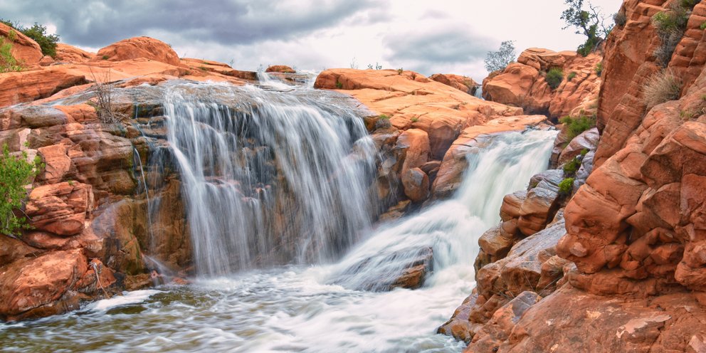 Θέα του καταρράκτη στη δεξαμενή του Gunlock Falls State Park, στη Γιούτα, κοντά στο Σεντ Τζορτζ