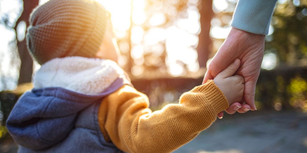 Γυναίκα αγόρι κρατιούνται χέρι