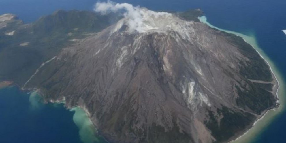 To μέρος του ηφαιστείου Κικάι που βρίσκεται πάνω από την επιφάνεια της θάλασσας στην Ιαπωνία 