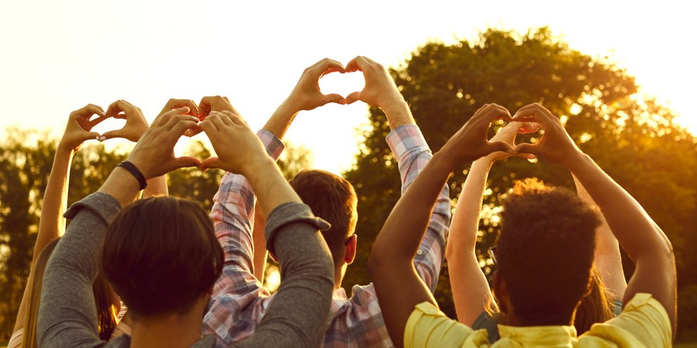 Παιδιά σχηματίζουν καρδιές με τα χέρια τους / Φωτογραφία: Shutterstock