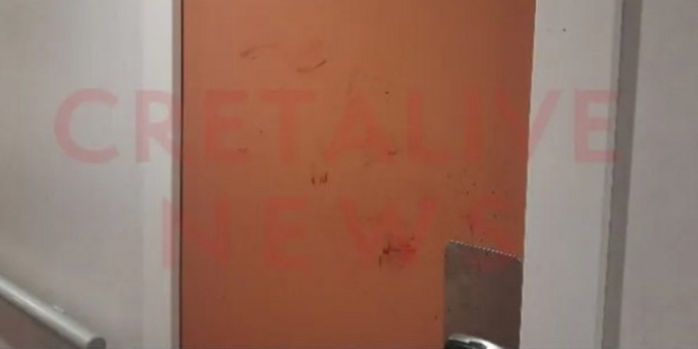 Η πόρτα της καμπίνας του άνδρα που νωρίτερα μπήκε σε καμπίνα μαθητριών γυμνός