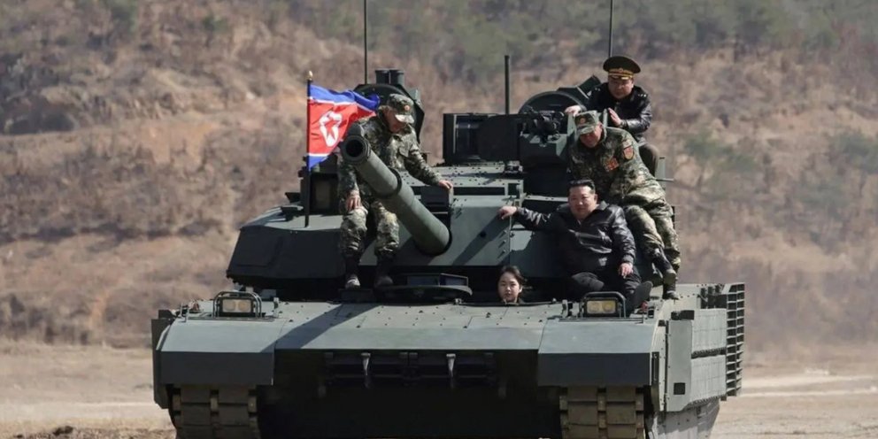  Ο Κιμ και η κόρη του δοκίμασαν ένα νέο άρμα μάχης 